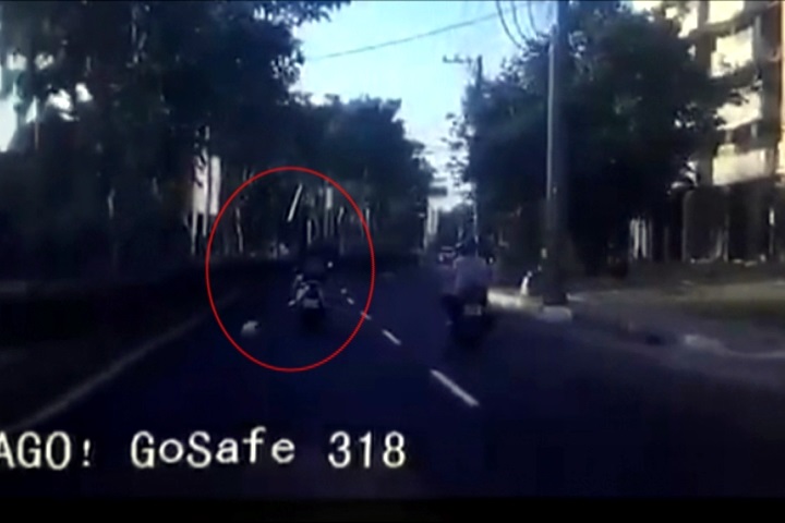 安全帽飛騎士轉頭看 撞分隔島後座友人亡