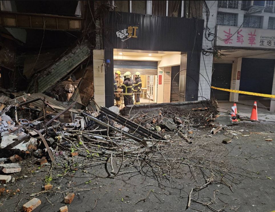 快新聞／北市文昌街老屋塌陷畫面曝！　大量瓦礫、磚塊從正門「吐出來」