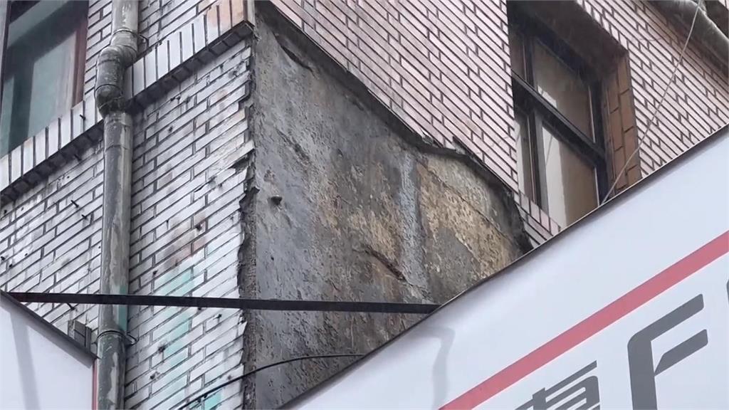 基隆建物外牆下「磁磚雨」　砸中公車亭