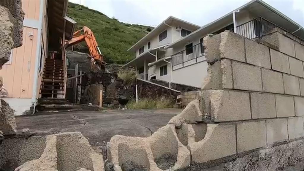 驚悚一瞬間！　美檀香山山坡巨石滑落衝進民宅　差點砸中屋主