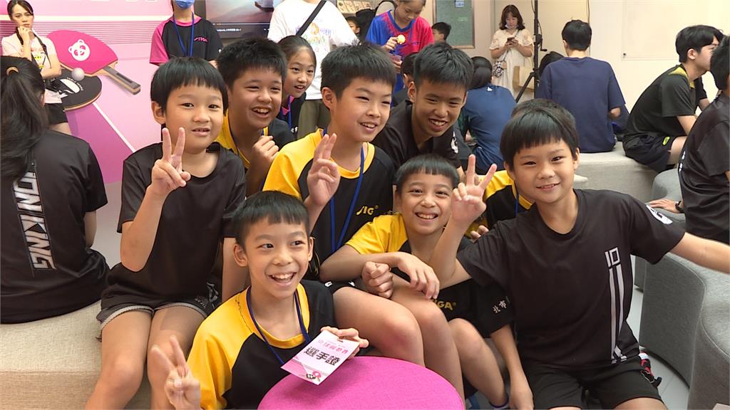 爭奪"小林同學"御用神器！ 小選手桌球對決搶瘋了