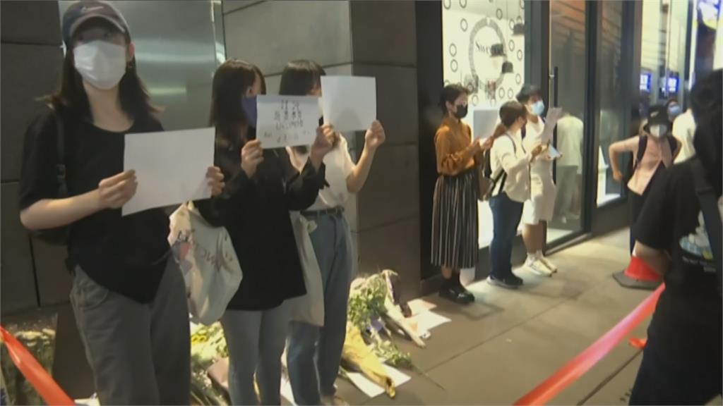 中國「白紙革命」遍地開花　多名警察圍繞1女要求刪照片爆拉扯