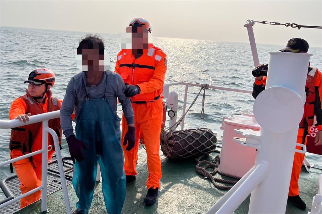 快新聞／清晨1漁船布袋外海翻覆、4人落海　布袋海巡隊緊急救援