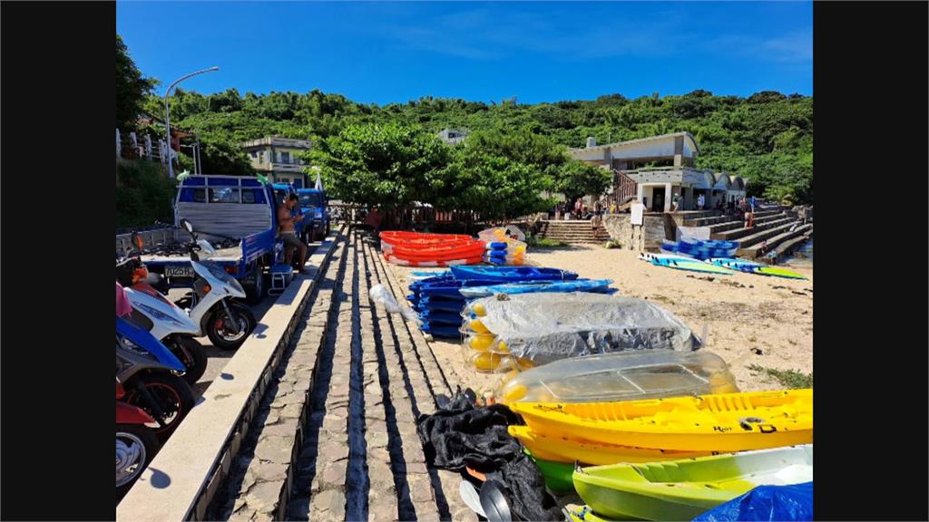 獨木舟、SUP堆滿小琉球沙灘　恐影響海龜產卵