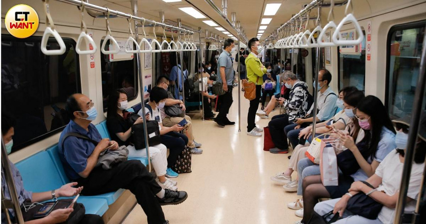 3外籍男北捷車廂「引體向上」影響乘客！　掀正反兩派論戰