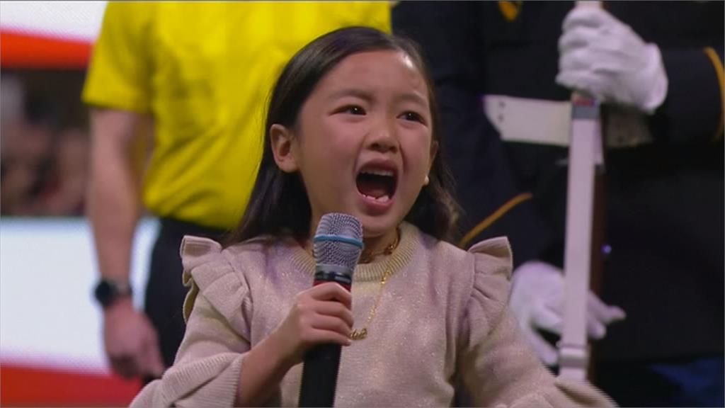 足球賽前唱國歌 印尼華裔女童變網紅