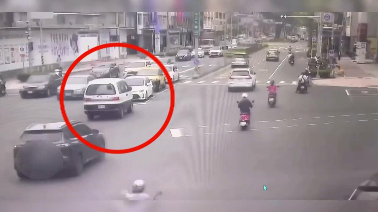 高雄警開警備車外出送公文　疑身體不適肇事對撞待轉3車