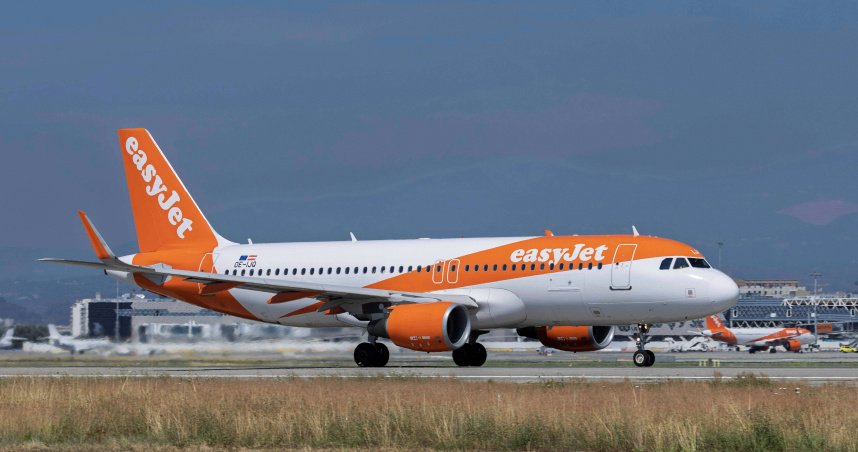 機上驚魂！英籍乘客竟在走道小便　EasyJet客機緊急迫降西班牙
