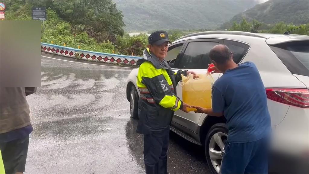 花蓮能雅橋附近爆土石滑落　竹子倒塌卡高壓電線阻礙交通