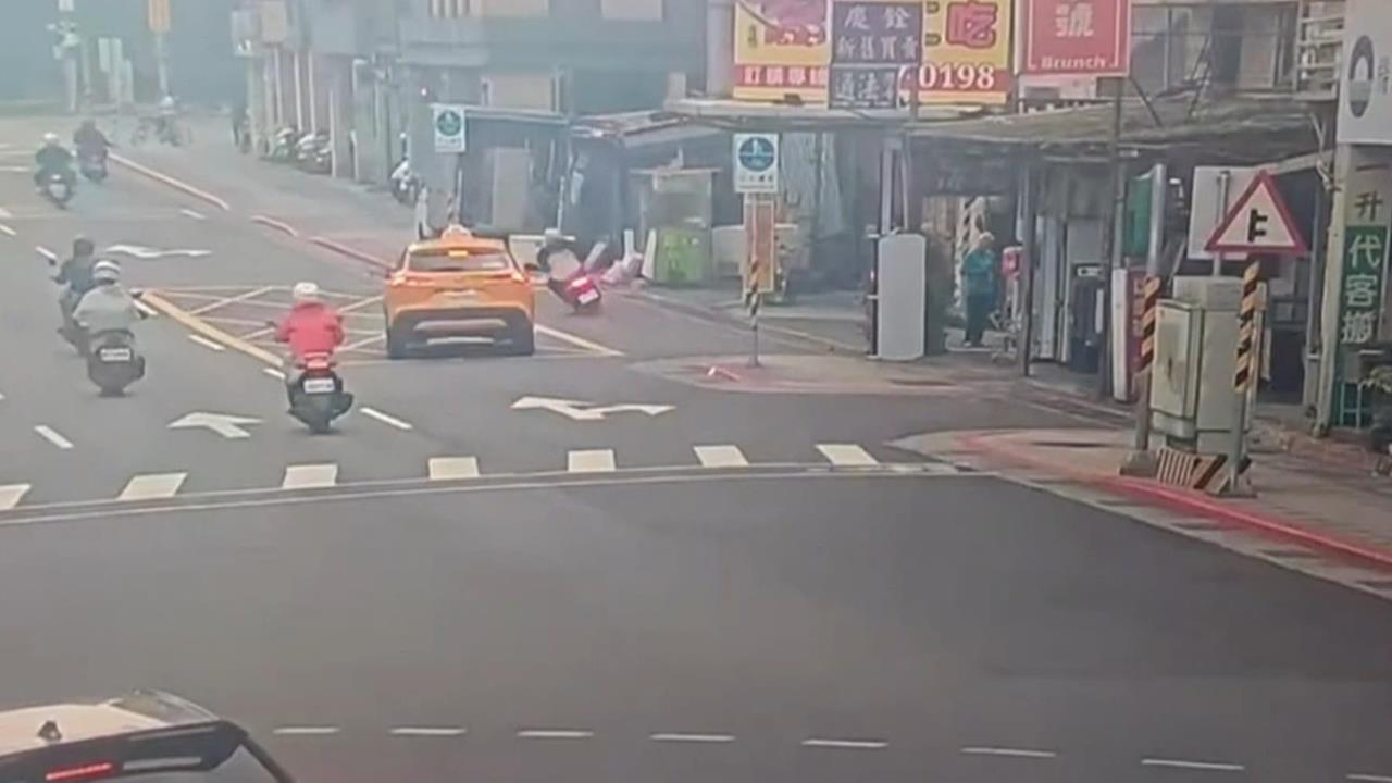 為閃小黃！騎士自撞違停貨車　再衝撞標誌桿「雙腿遭削斷」