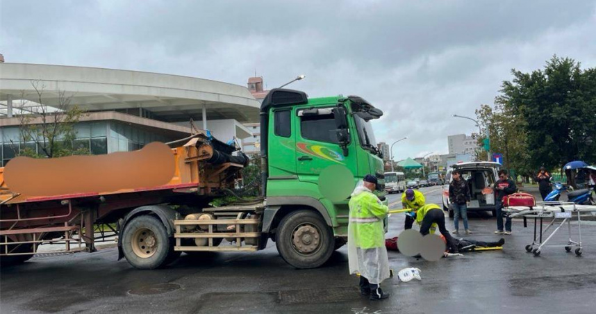 舉起手指揮路人小心砂石車倒車 義交路口執勤卻遭撞倒輾斃
