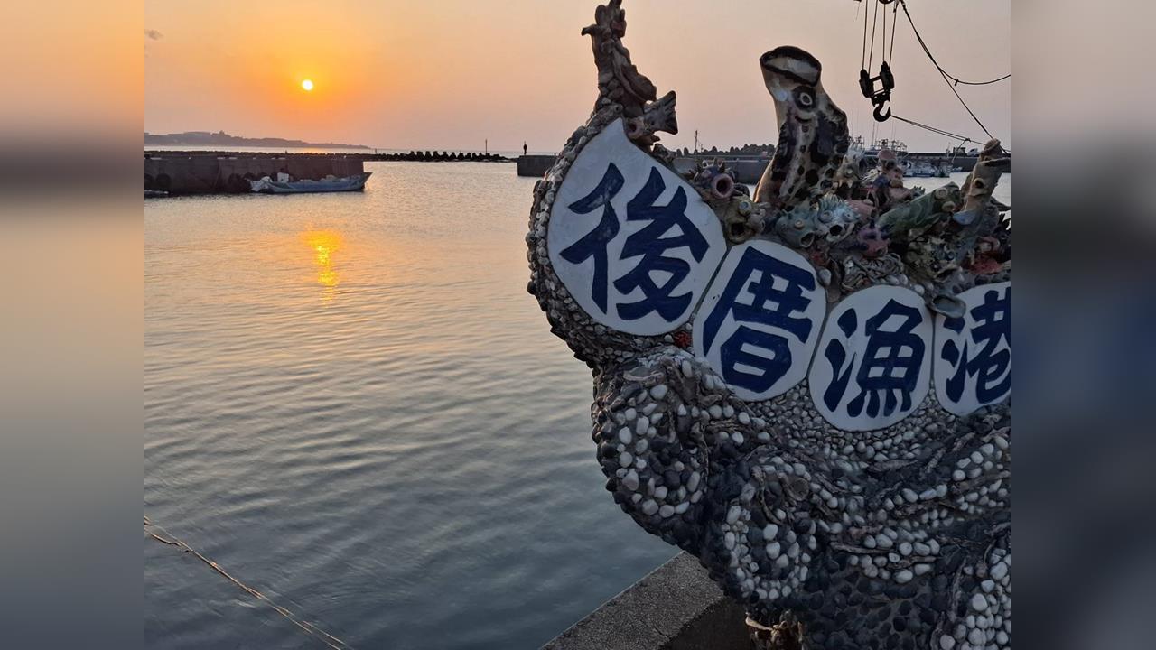 快新聞／驚！新北男開車衝進漁港　警消下水搜救中