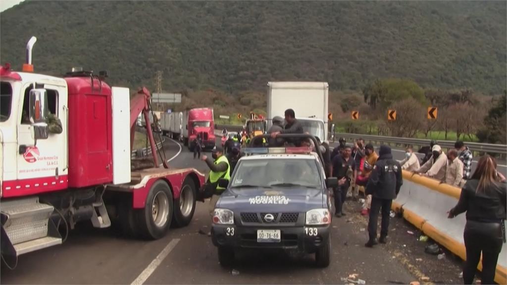  墨西哥高速公路車禍　貨櫃車塞38非法移民