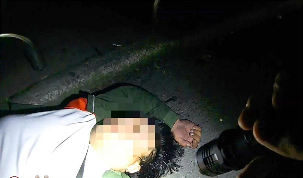 過年喝太嗨！大園醉男「馬路當床」呼呼大睡 警及時伸援救命