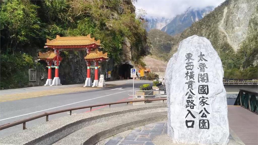 「東西橫貫公路」不見了　太魯閣牌樓被救災卡車撞壞