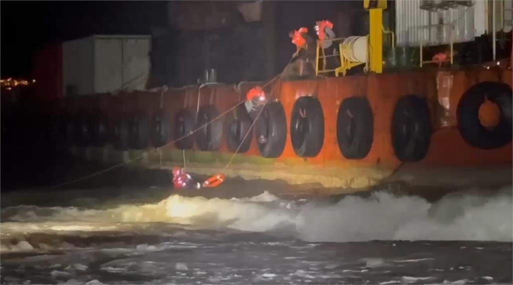 快新聞／高雄港勤拖船貓鼻頭外海擱淺　海巡緊急救援4人脫困