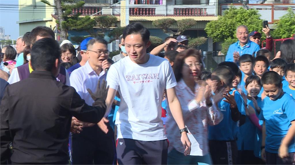 回家了！江國豪榮歸東山國小　獲頒「這1物」阿嬤超感動