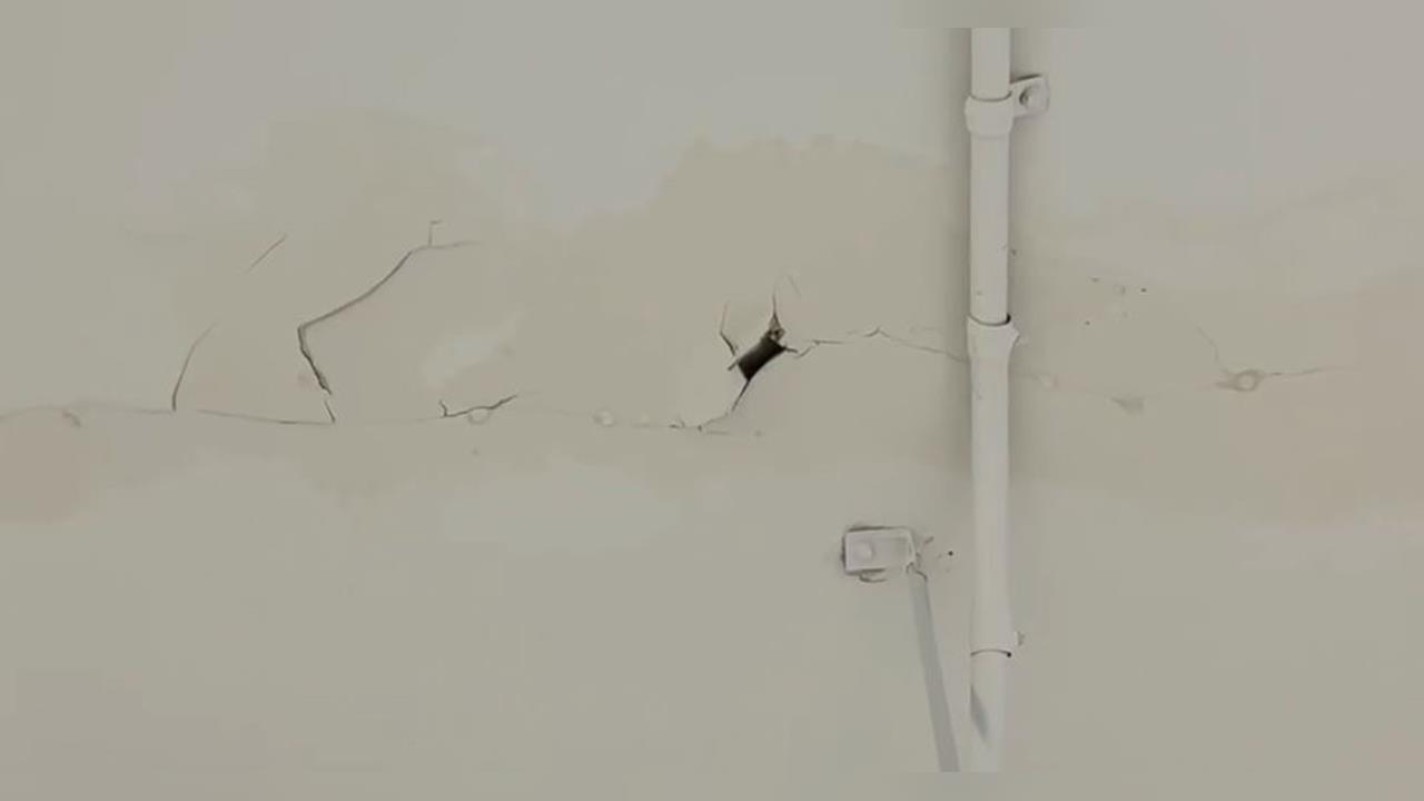 台北大巨蛋又漏水！　停車場積水攤　天花板斑駁落漆