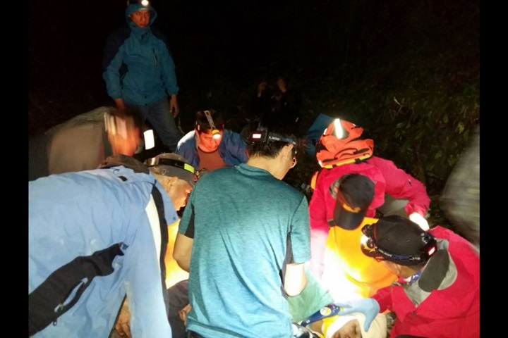 民宿嚮導帶遊客探訪祕境 意外失足墜谷