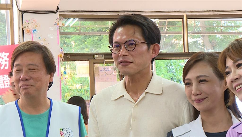 黃國昌兒國籍問題迴避不答　四叉貓再爆兒去年曾本名受訪