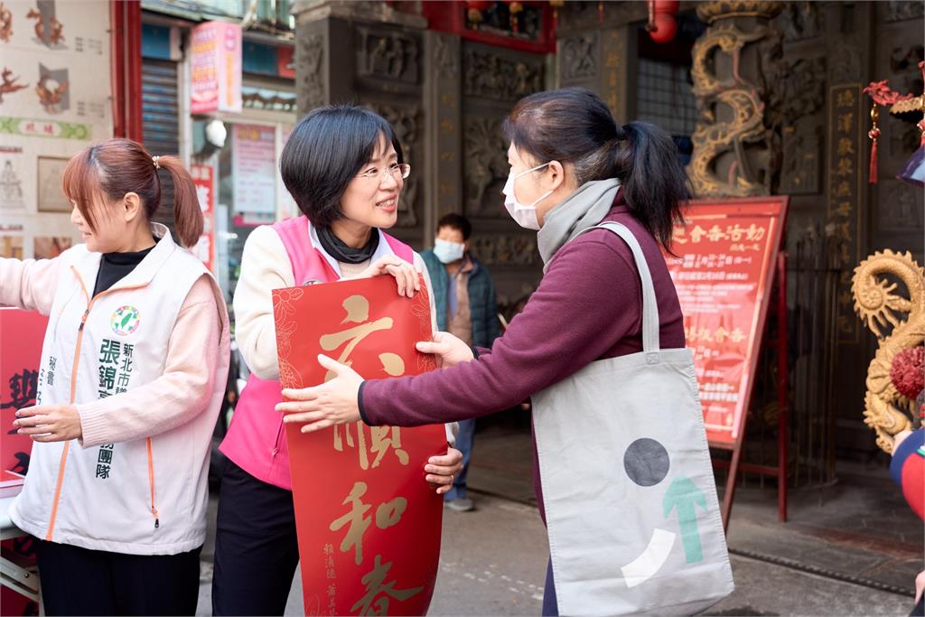 快新聞／農曆新春將至　民進黨新北黨部廣發春聯民眾瘋搶