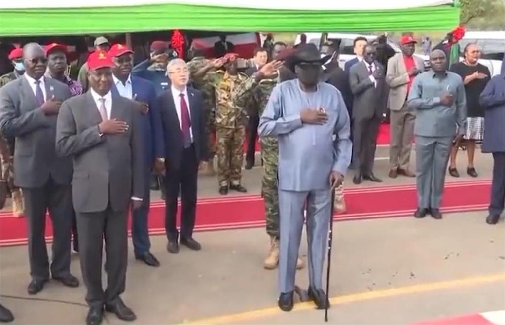 快新聞／好尷尬！偕軍人出席開路典禮　南蘇丹總統竟當眾「濕一片」