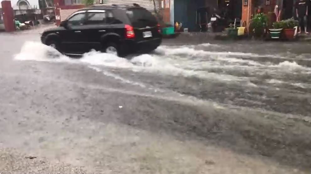 高雄大雷雨1小時水淹半個輪胎高！4425戶停電搶修中