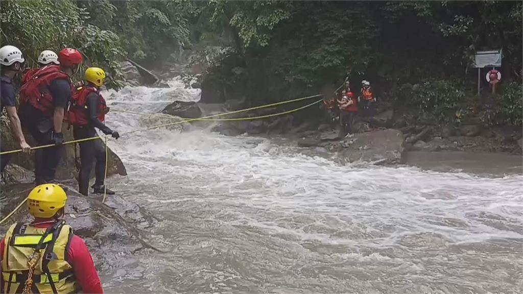 南澳金岳瀑布溪水暴漲　溯溪9人驚險脫困