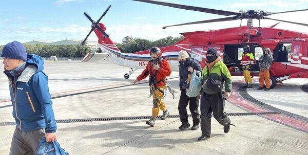 5人登山隊體力不支1人失溫死亡 黑鷹直升機即刻救援