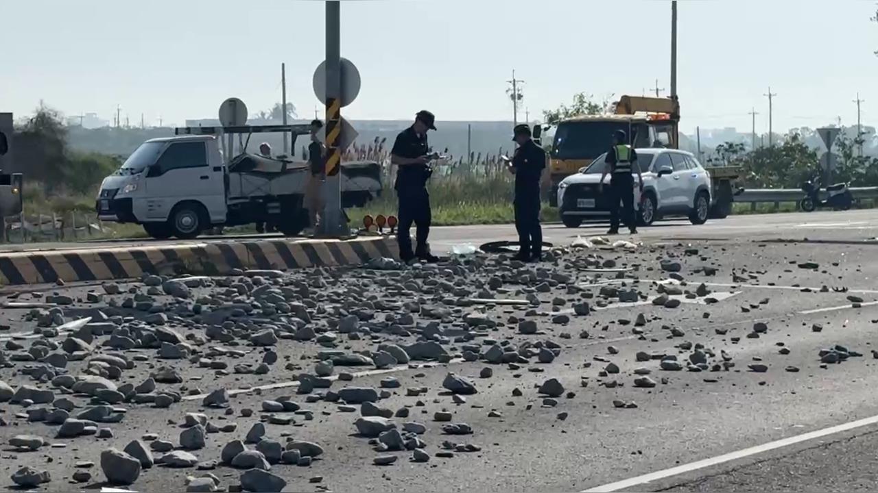 快新聞／嘉義東石台82線車禍！聯結車撞毀小客車後側翻　4人受傷