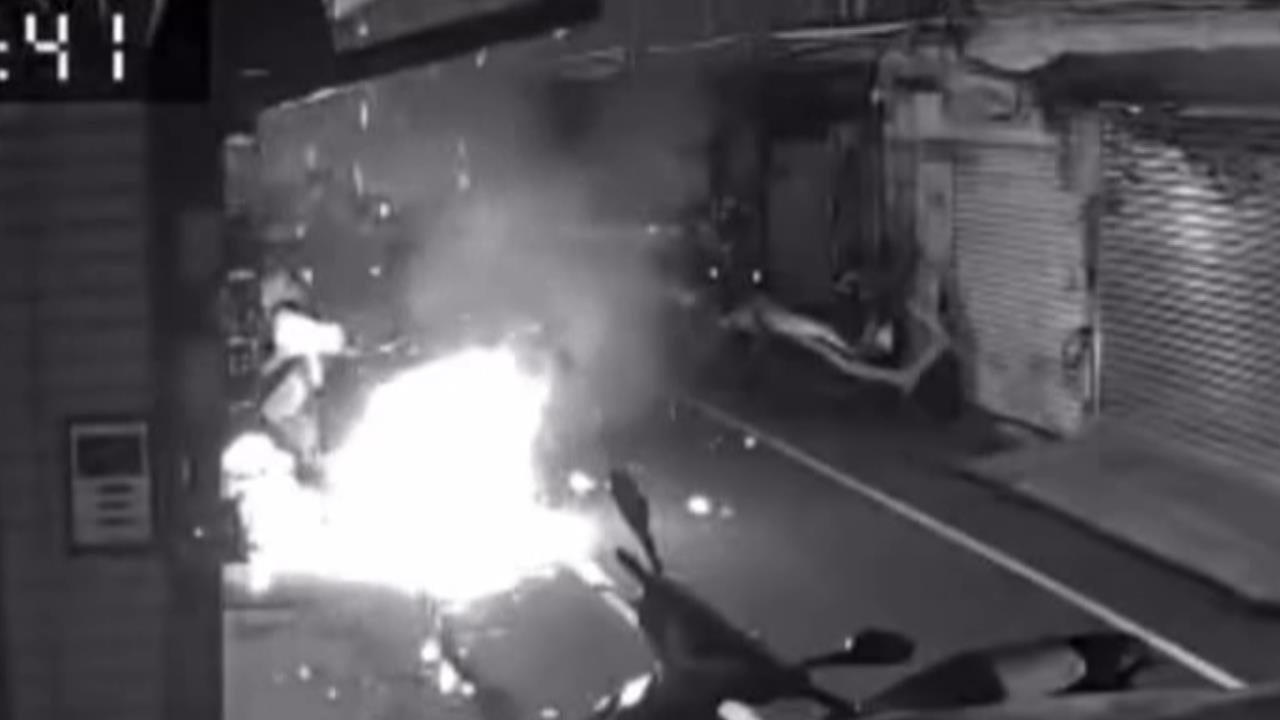 獨／五股男修鋰電池「爆炸起火」　鄰居嚇傻：燒了15分鐘