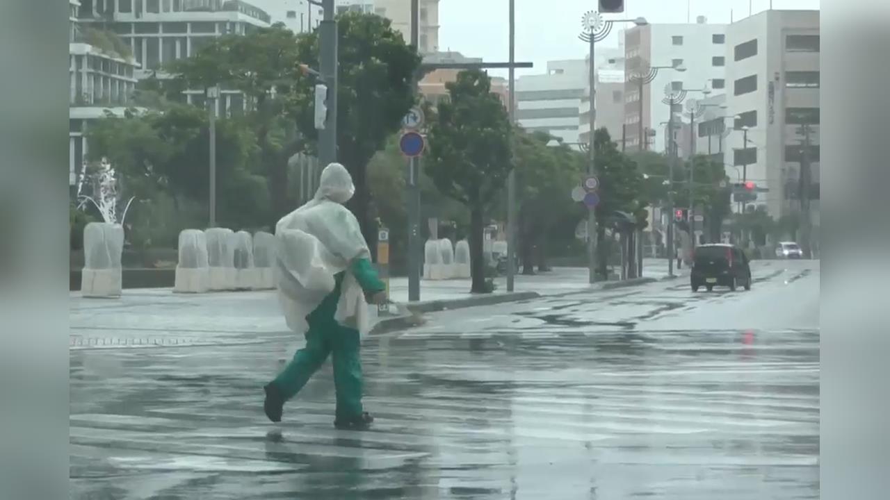 中颱白海豚「腳踏車速度」掠沖繩　逾4萬戶停電、6人受傷