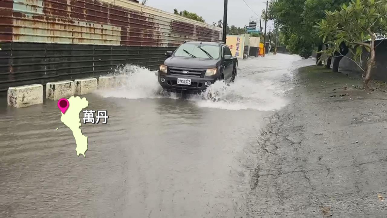 屏東大雨釀淹！　民眾涉水前進　拖板車路滑撞分隔島釀停電