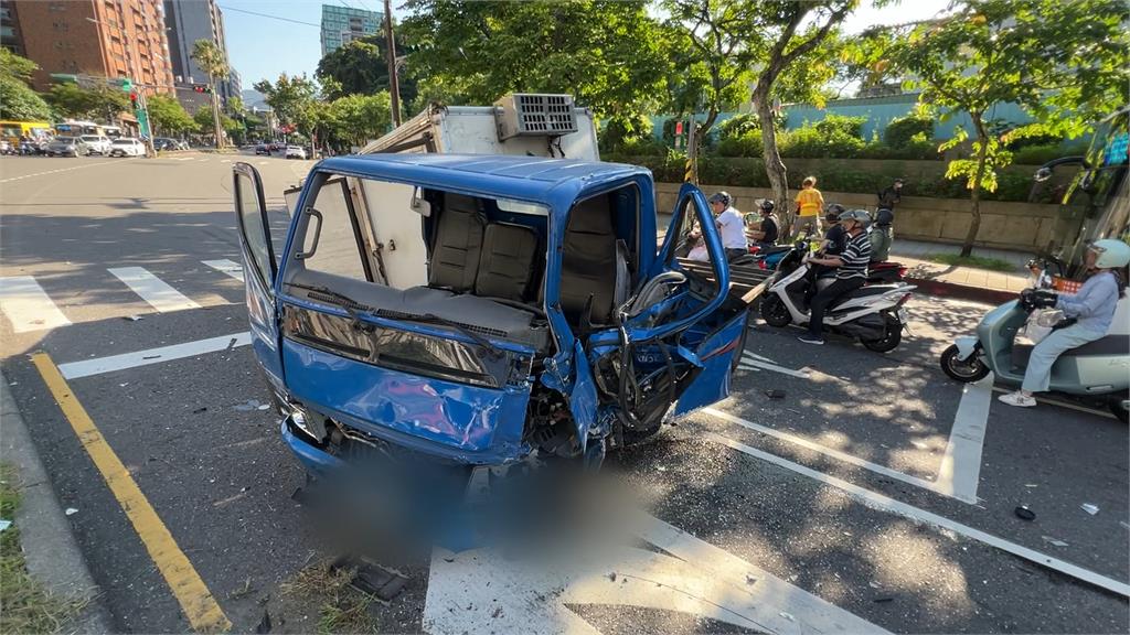 驚悚！公車剛起步換車道　遭貨車撞上「車身破大洞」
