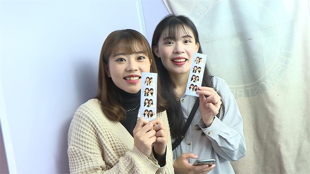 韓系拍貼機風潮吹進台灣！「人生四格照」30秒即出爐