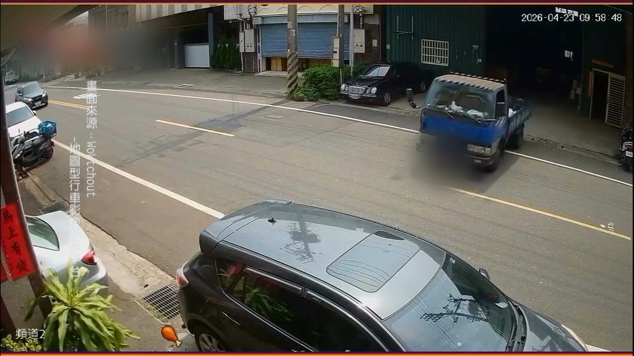 台中無人貨車衝撞路邊轎車　監視器曝光！駕駛座竟是「吉娃娃」