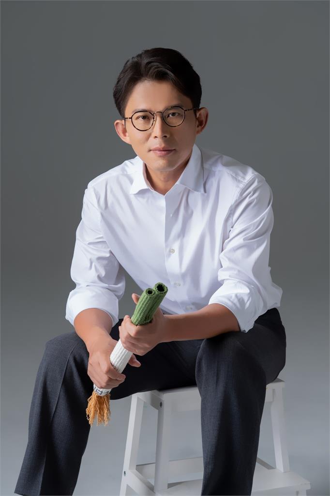 向前行(影)／黃國昌形象照拿青蔥...他酸爆：用手一捏就扁掉！
