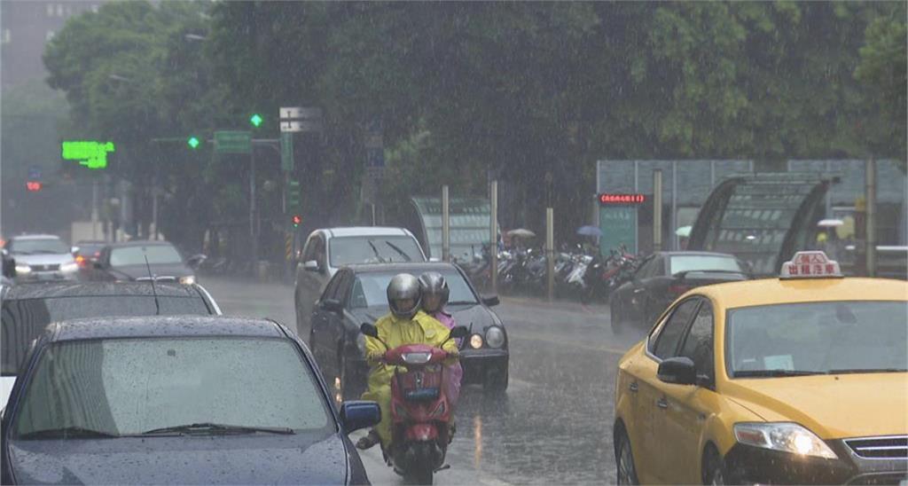 快新聞 / 今鋒面報到「全台有雨」天氣轉涼  中部以北大雨來襲