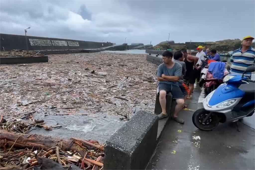 快新聞／災情持續！宜蘭2漁港遭漂流木塞港　漁船無法出海、漁港生意冷清