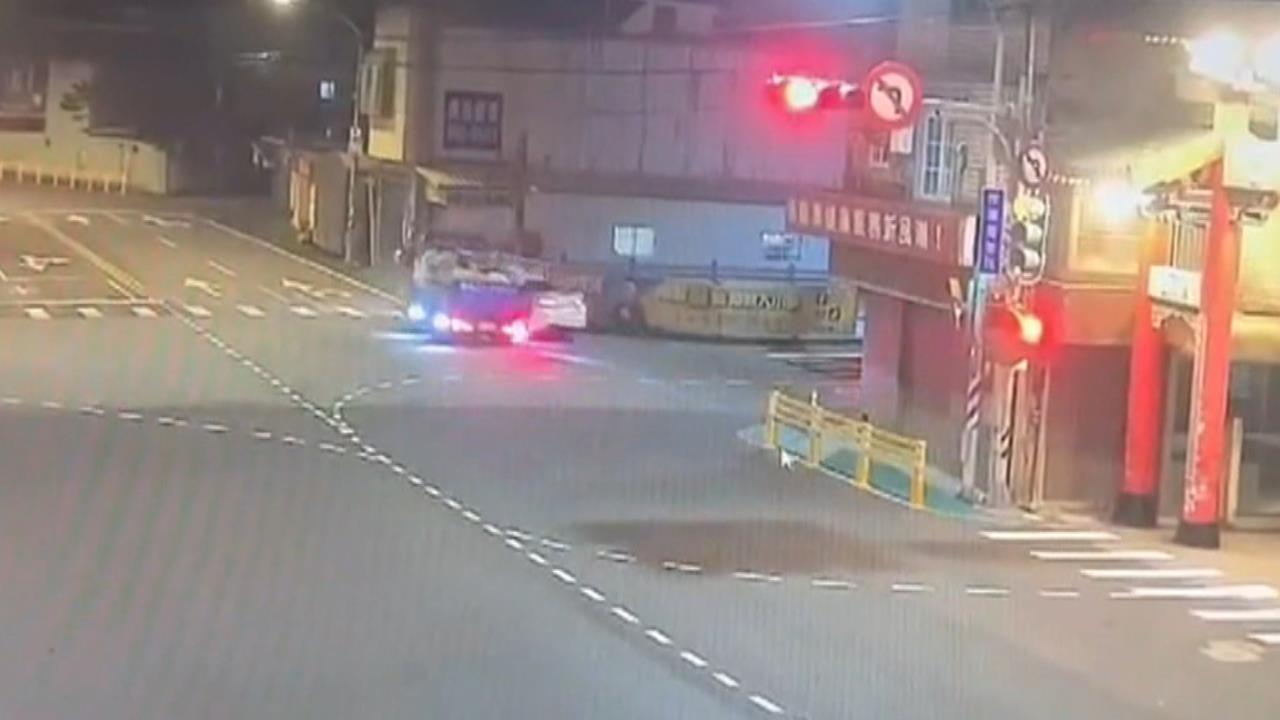 疑癲癇發作？桃園小貨車闖紅燈撞車　波及整排五間鐵皮屋