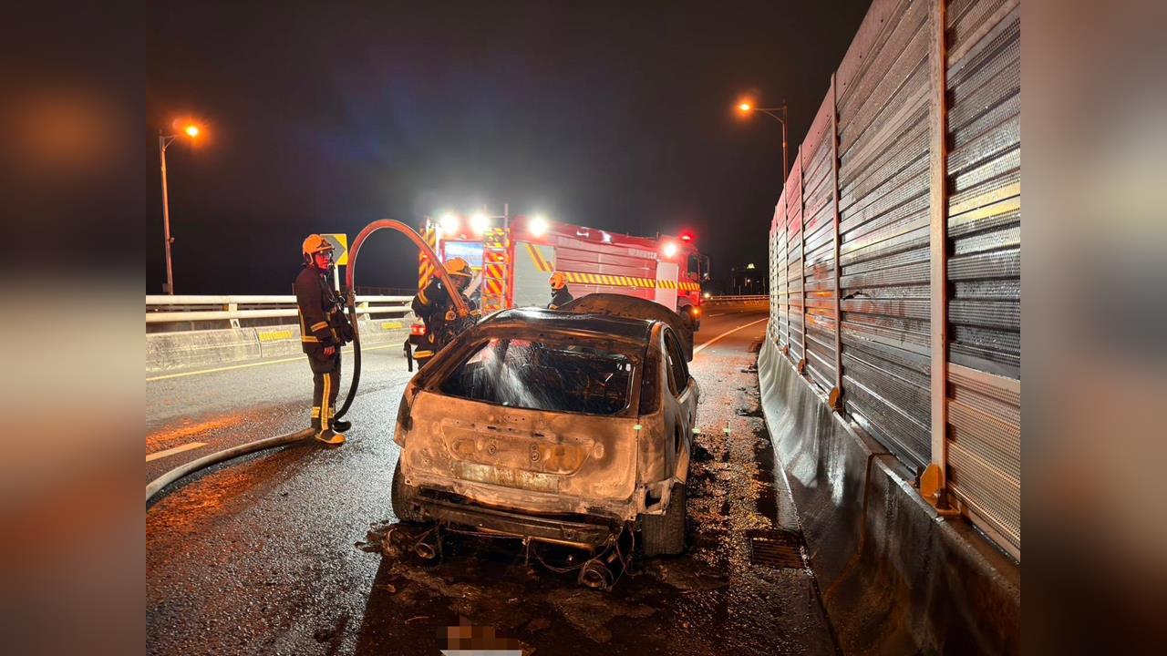 快新聞/台64線火燒車!駕駛徒手破窗逃生 整輛車燒成廢鐵