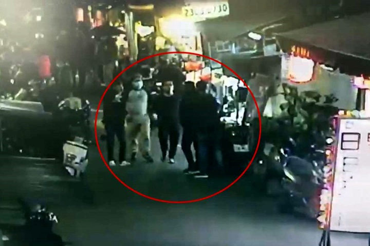 在夜市互看不順眼 男子遭捅刀肚破腸流