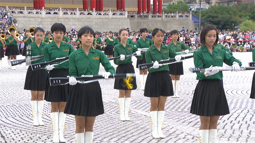 北一女儀隊遭誤認「中國學生」！民進黨小編「現身帥喊1句」老外作家急更正