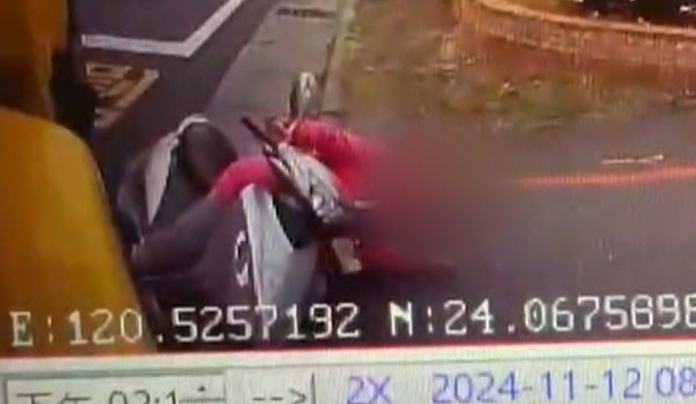 疑內輪差惹禍！垃圾車轉彎碰撞機車　女騎士被捲入車底小腿受傷