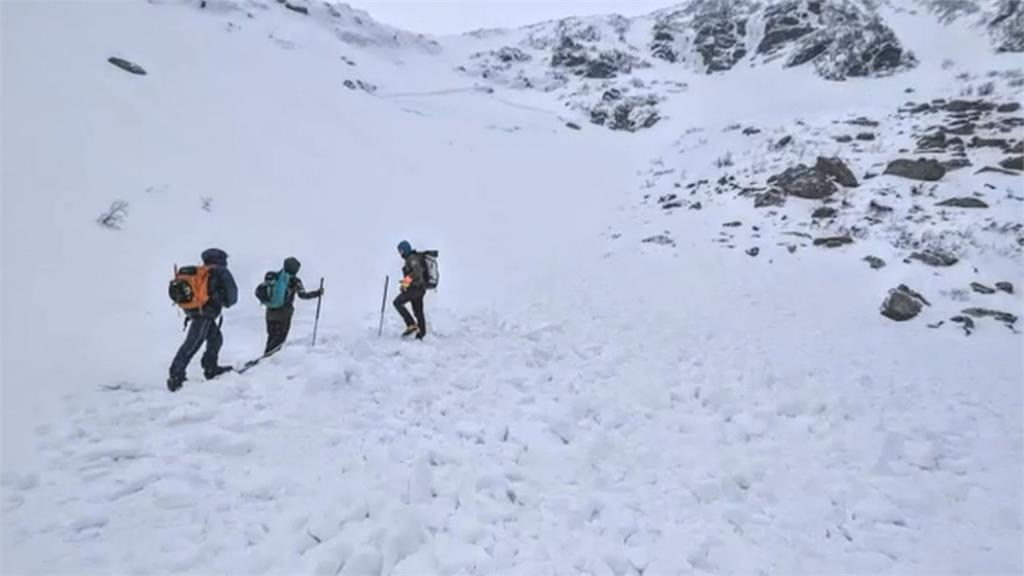 美國東北部最高峰整片雪崩塌！　男子被積雪推著走驚險畫面曝