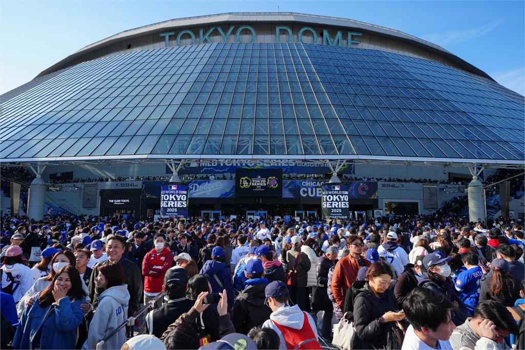 MLB(影)／東京巨蛋前廣場擠爆！台球迷飛大聯盟開幕戰：大家幾乎都穿17號球衣