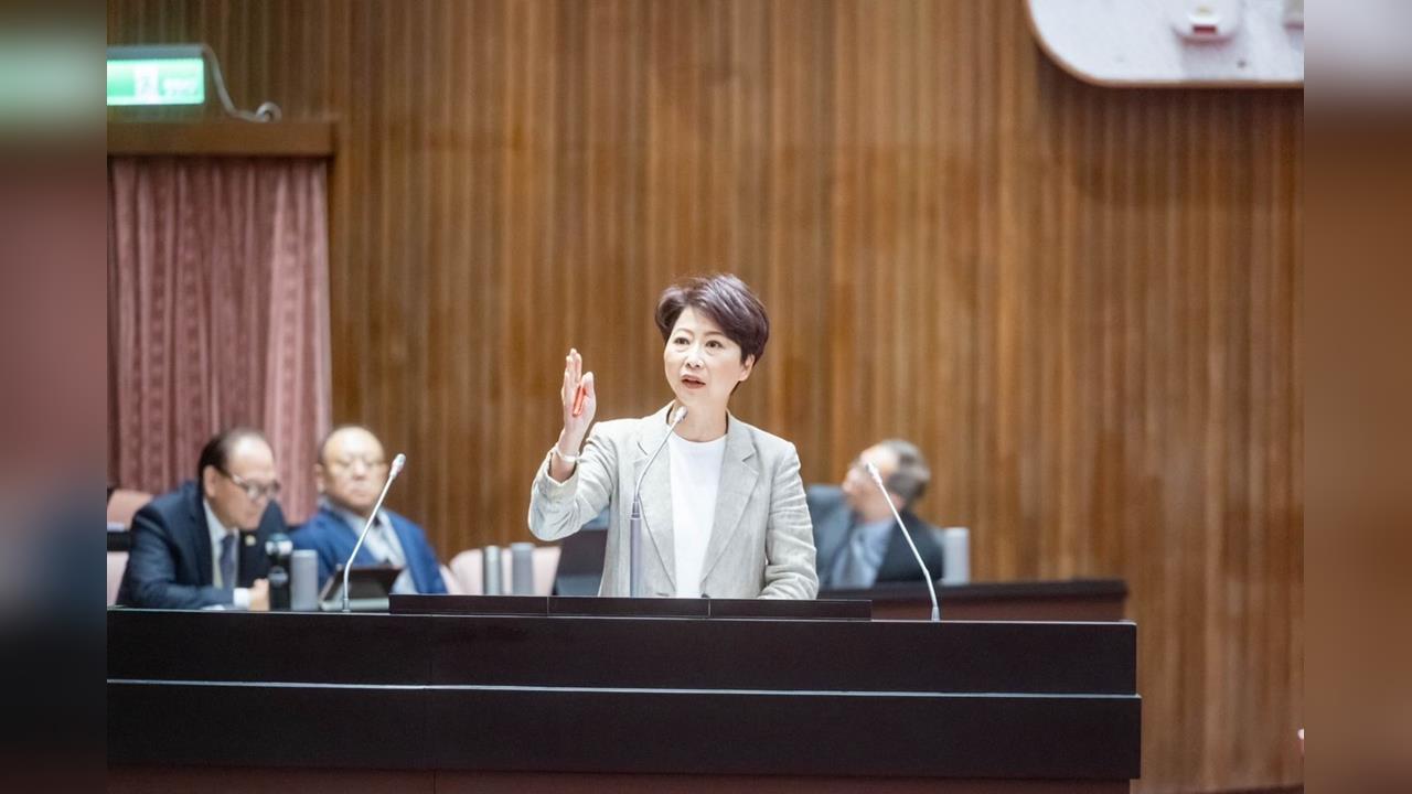 快新聞／綠營初選禁大咖　陳亭妃急喊：兩週內撤光賴清德合照看板