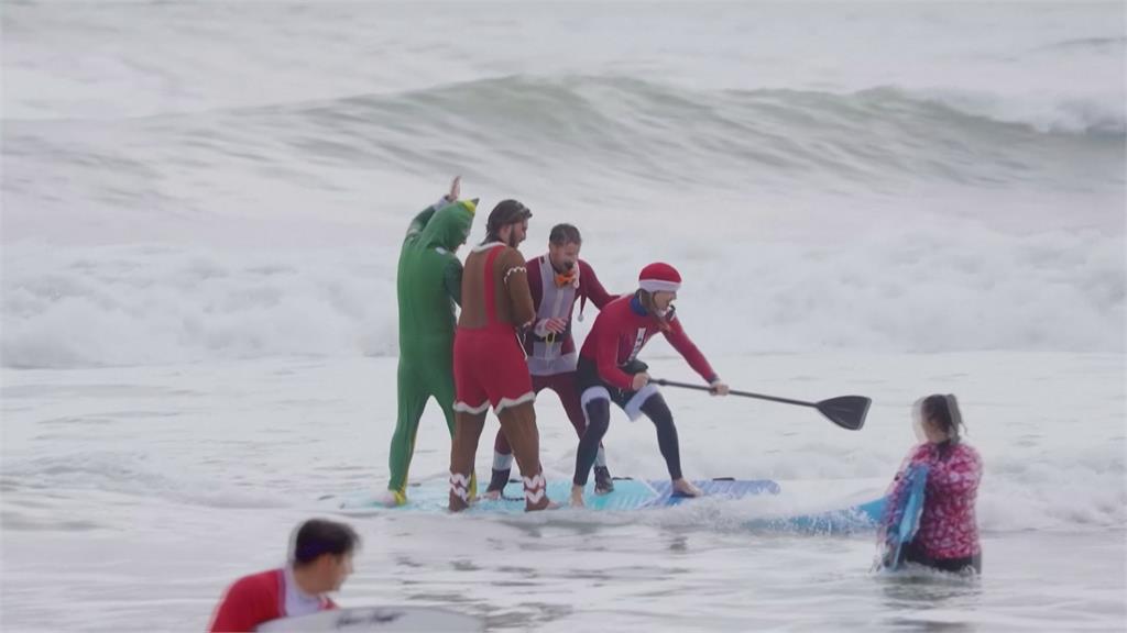 佛羅里達可可海灘　耶老衝浪日！　衝浪客化身耶誕老人