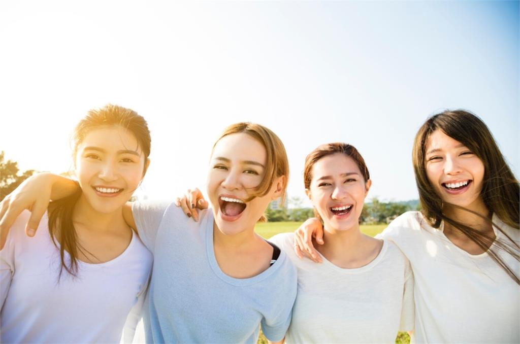 拍團體照不再NG!6個技巧+5個POSE輕鬆拍出專業感