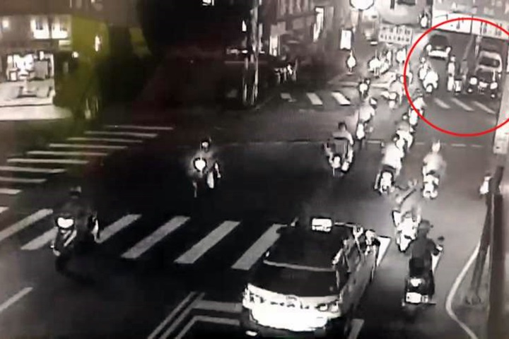 借錢不成反遭囚 惡煞扣手機還討車馬費
